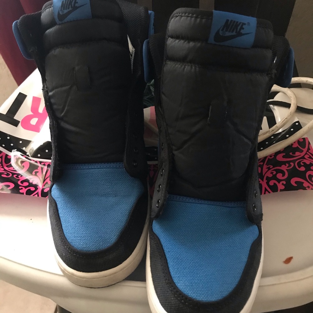 Jordan 1 comes wit laces I’ll put them in the box